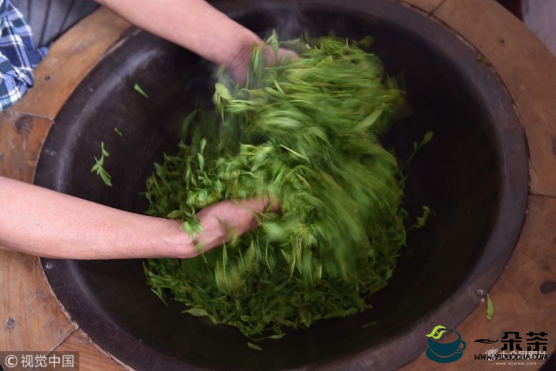 制茶技师学传授鲜茶饼做法 