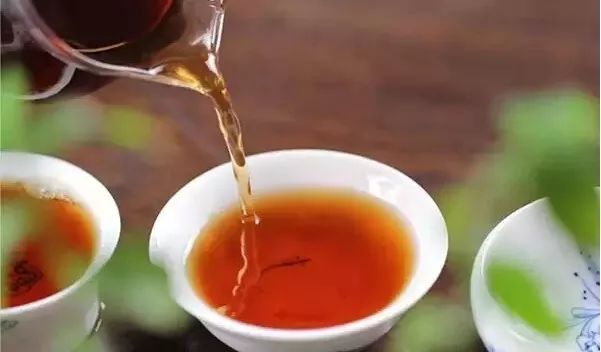 茶界百科 明人许次纾&lt;&gt;中提到茶如何品饮？