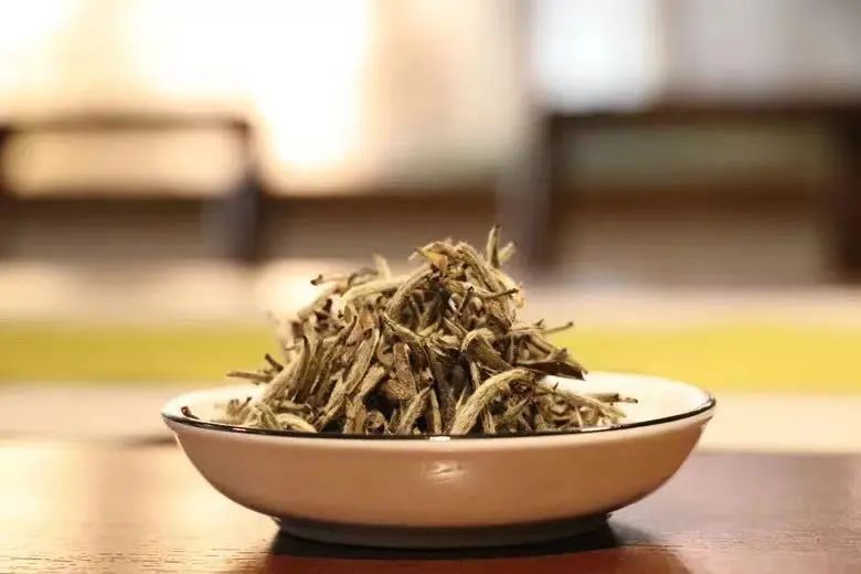 为什么茶汤里会有小茸毛？这茶还能喝吗？