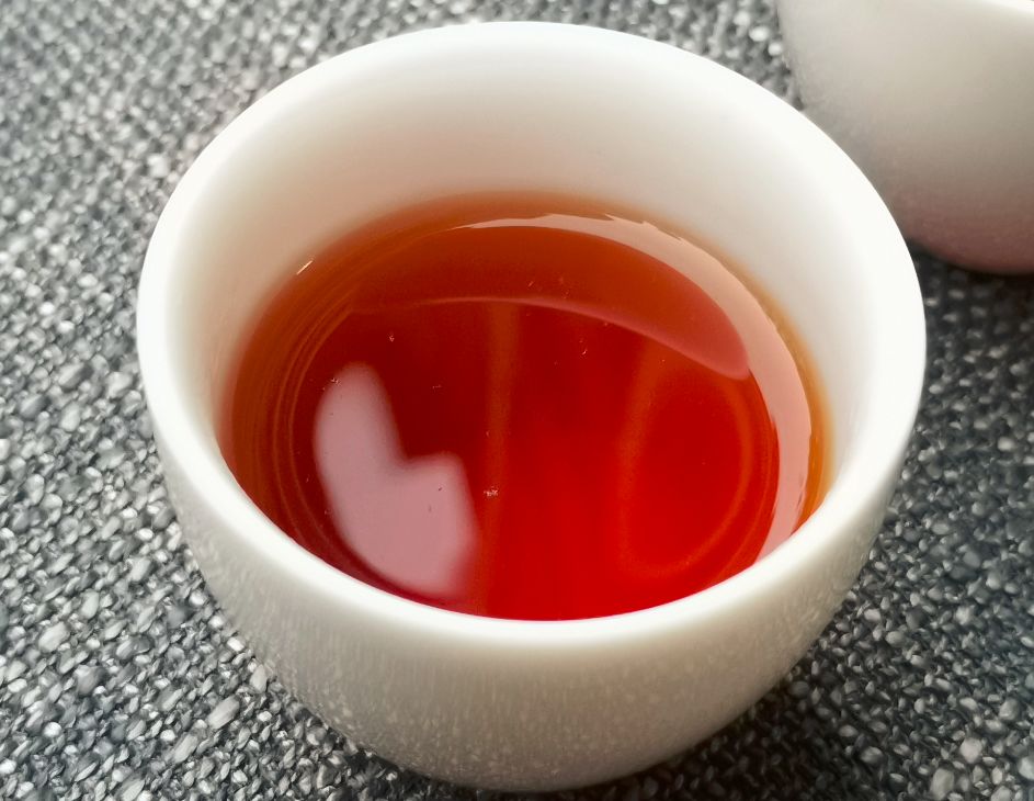 为什么说10年以上干仓存放的普洱熟茶更好喝？