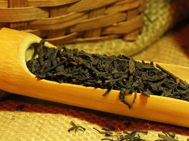 六堡茶属于温性茶，更具有清热润肺、消暑祛湿，明目清心，帮助消化，消滞去积的功效