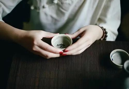 喝茶的最佳温度应该是多少呢？